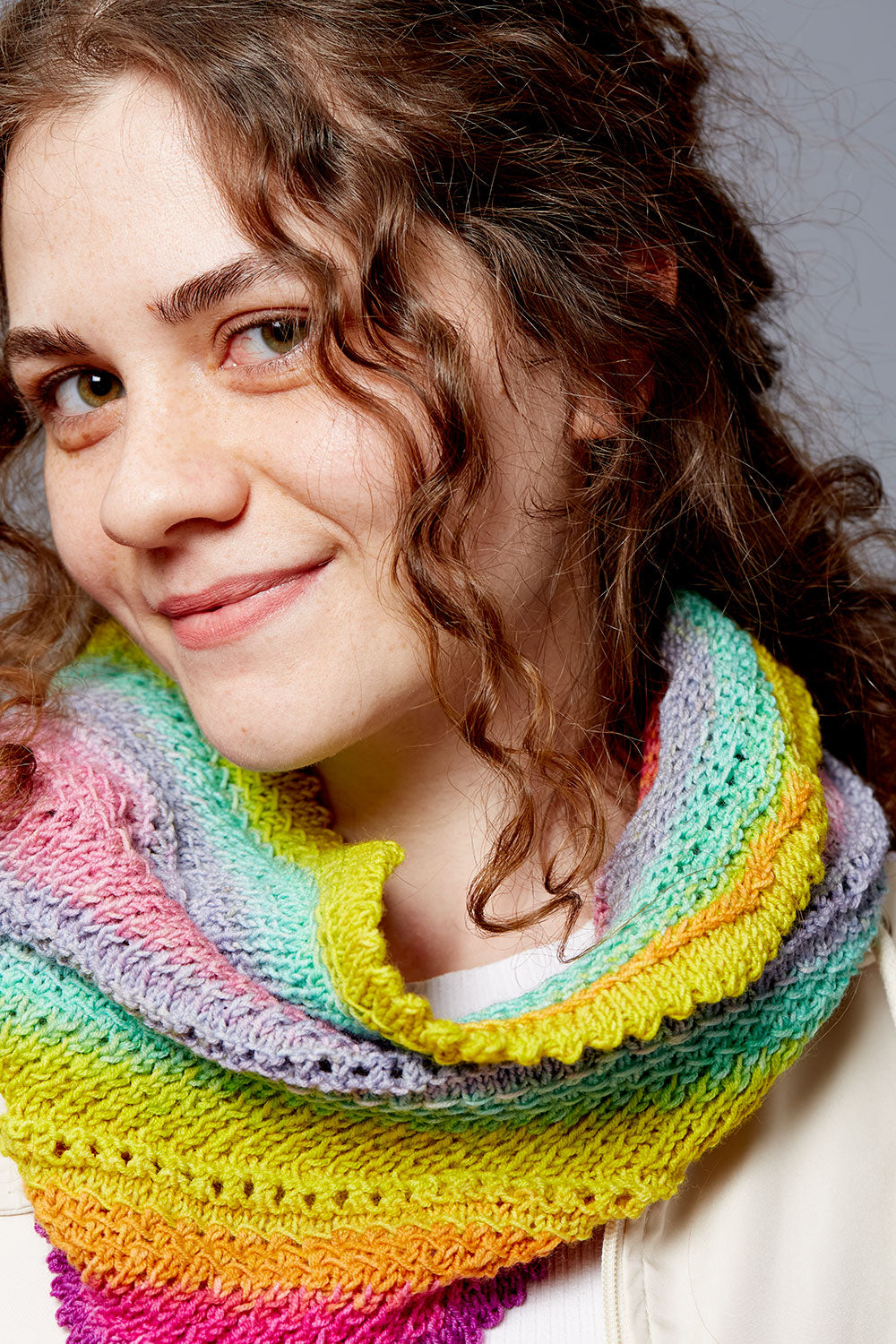 gusto-wool-chemberly-cowl-patron-snood-fingering-dentelle image 3