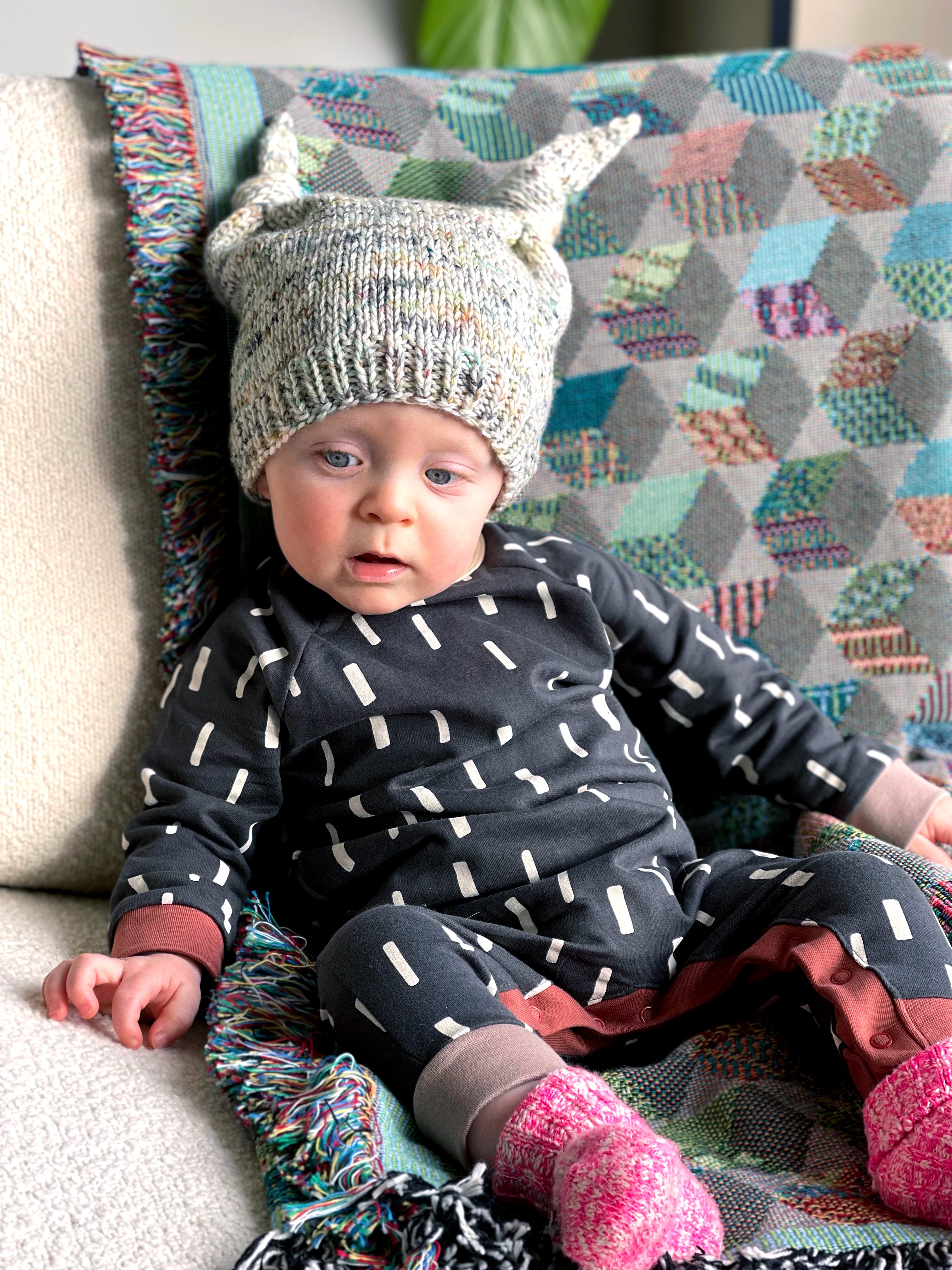 hedgehog-fibres-patterns-two-knot-hat-patron-bonnet-b-b image 2
