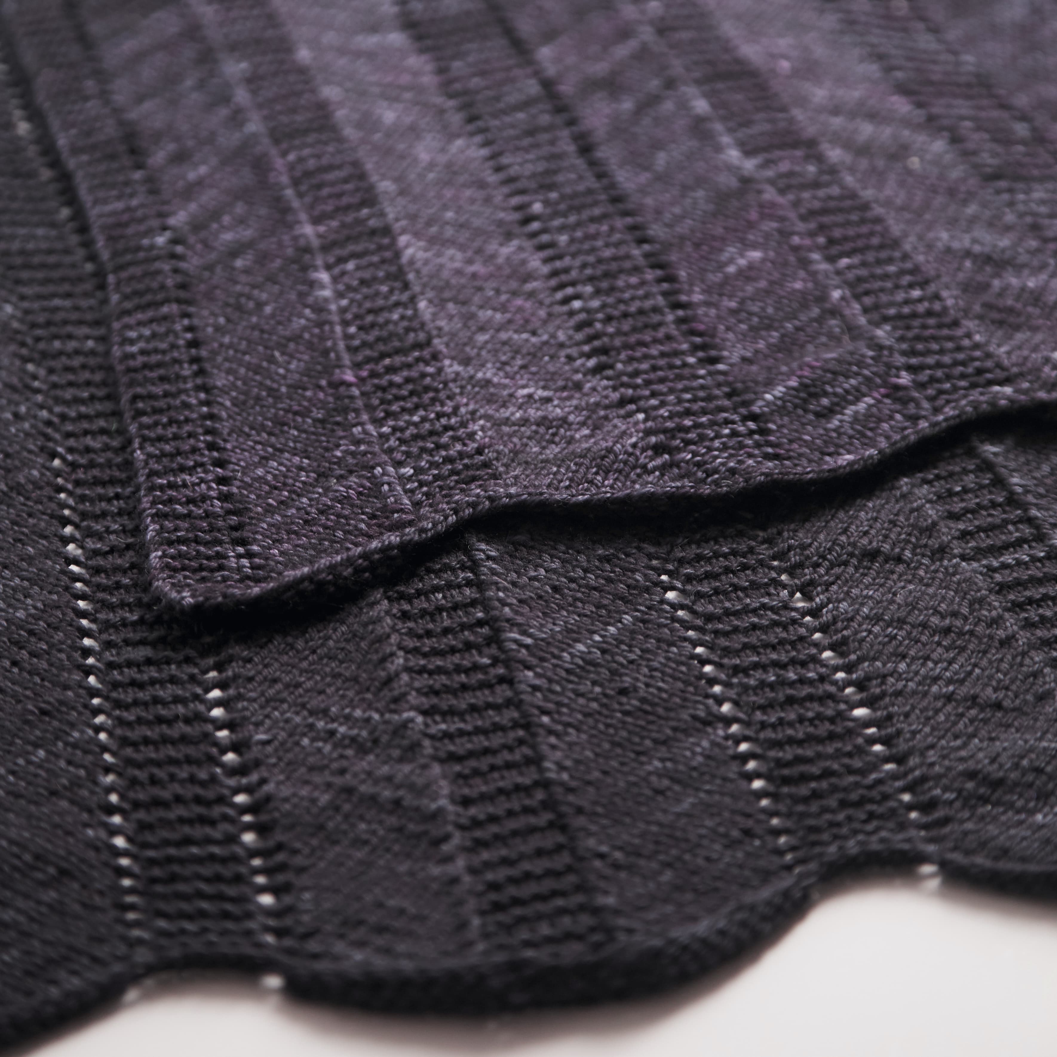 hedgehog-fibres-aran-outline-patron-wrap-t-l-charger image 2