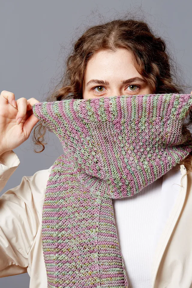 gusto-wool-tomurjuk-scarf-patron-tricot-foulard-fingering image 1
