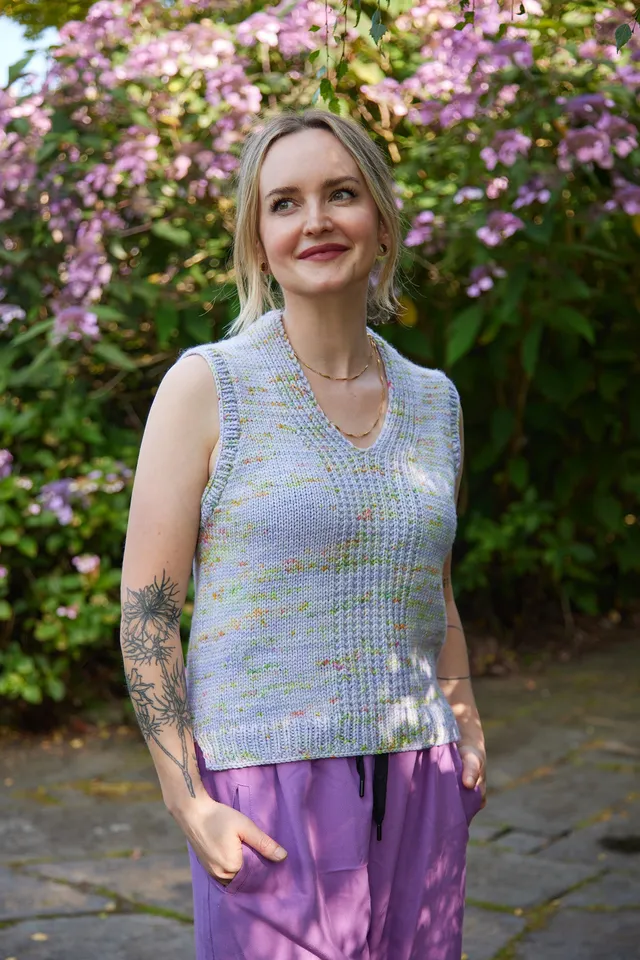 hedgehog-fibres-patterns-carraig-vest-patron-gilet-top-down image 1
