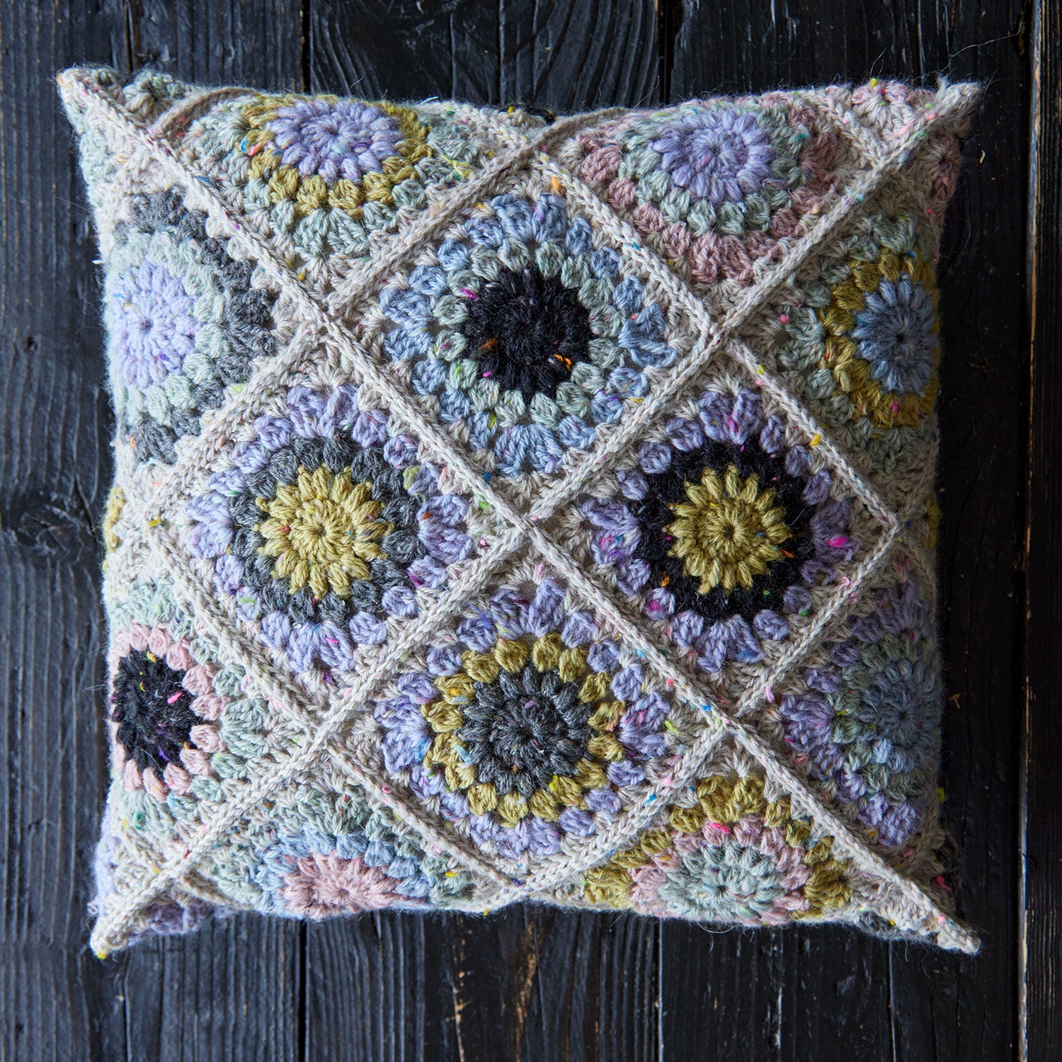 hedgehog-fibres-patterns-sunburst-tweedy-patron-coussin-crochet image 5