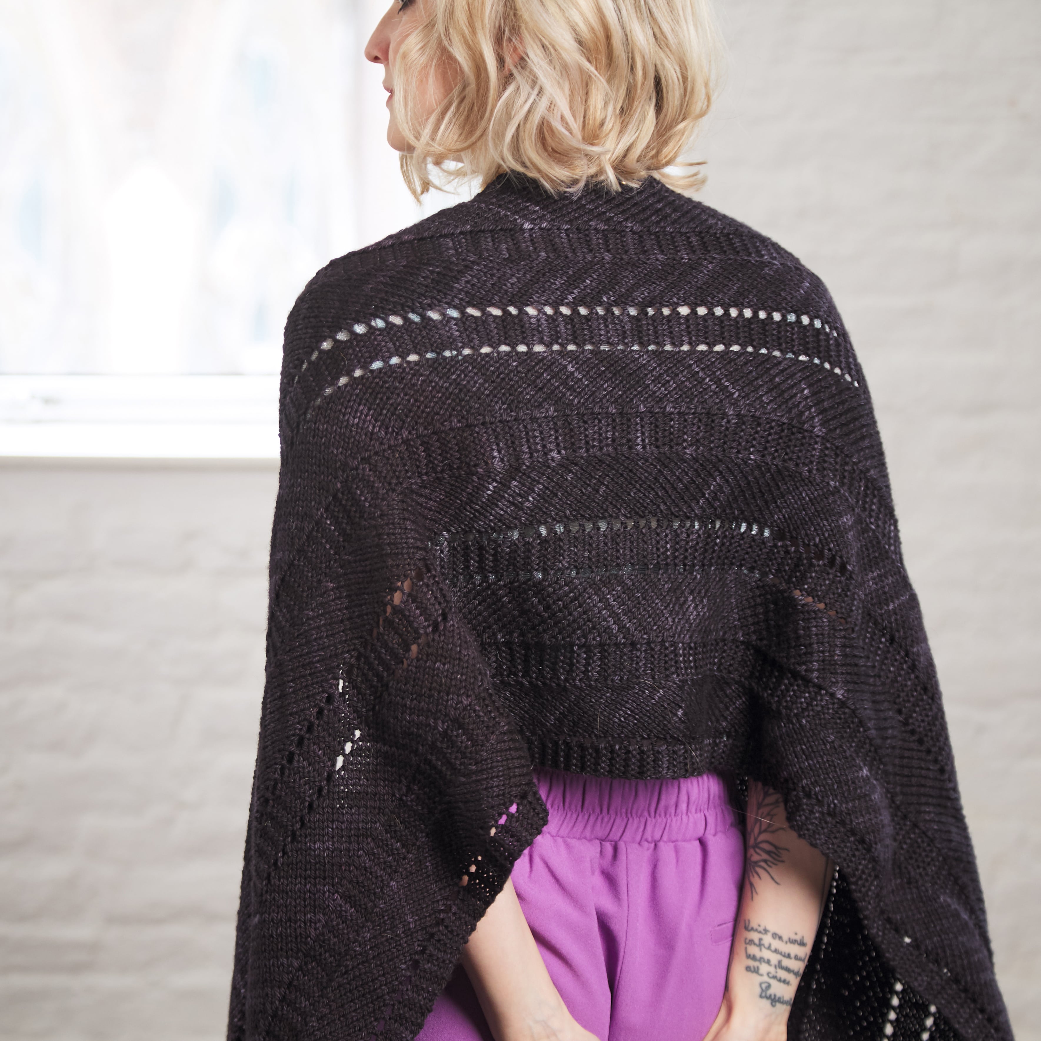 hedgehog-fibres-aran-outline-patron-wrap-t-l-charger image 3