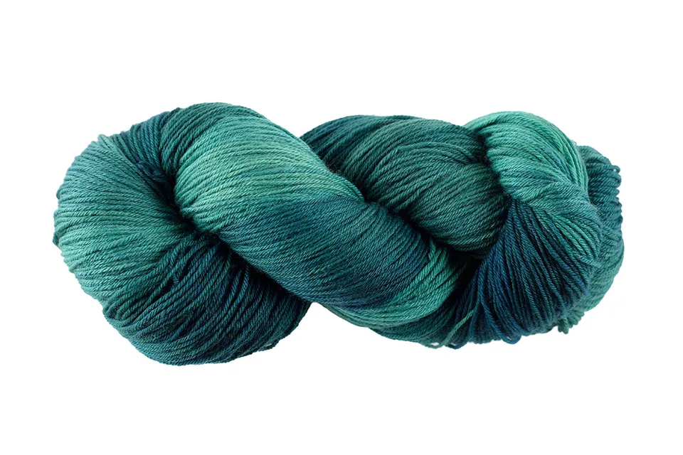 handmaiden-knitting-kits-cabin-socks-kit-chaussettes-patron image 1