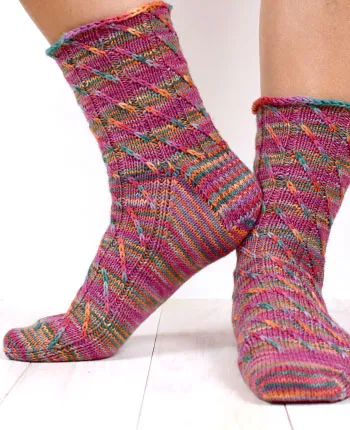 handmaiden-cherry-swirl-socks-patron-chaussettes-gratuit-dentelle image 1