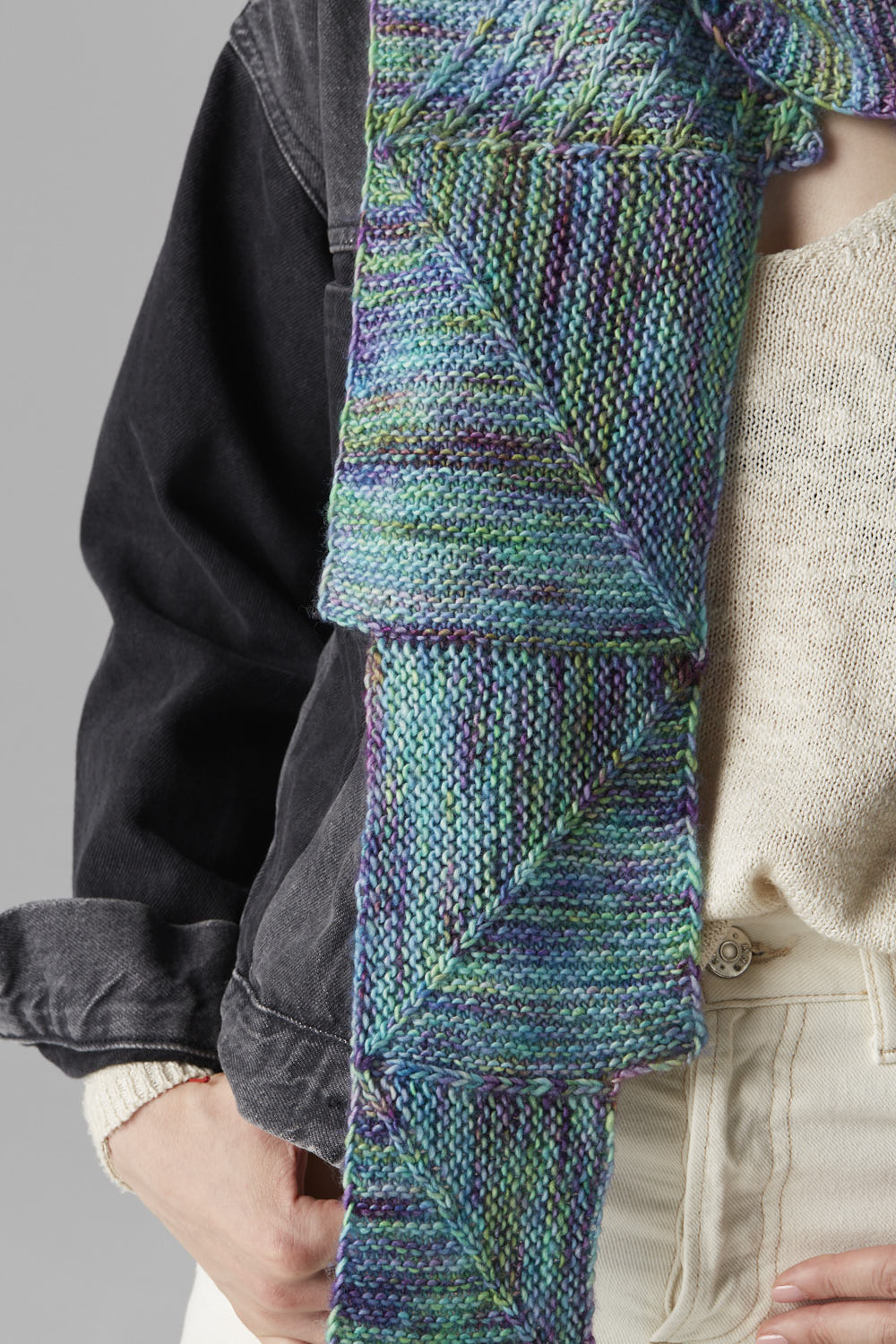 gusto-wool-house-patterns-pathfinder-scarf-patron-tricot-charpe-seul image 2