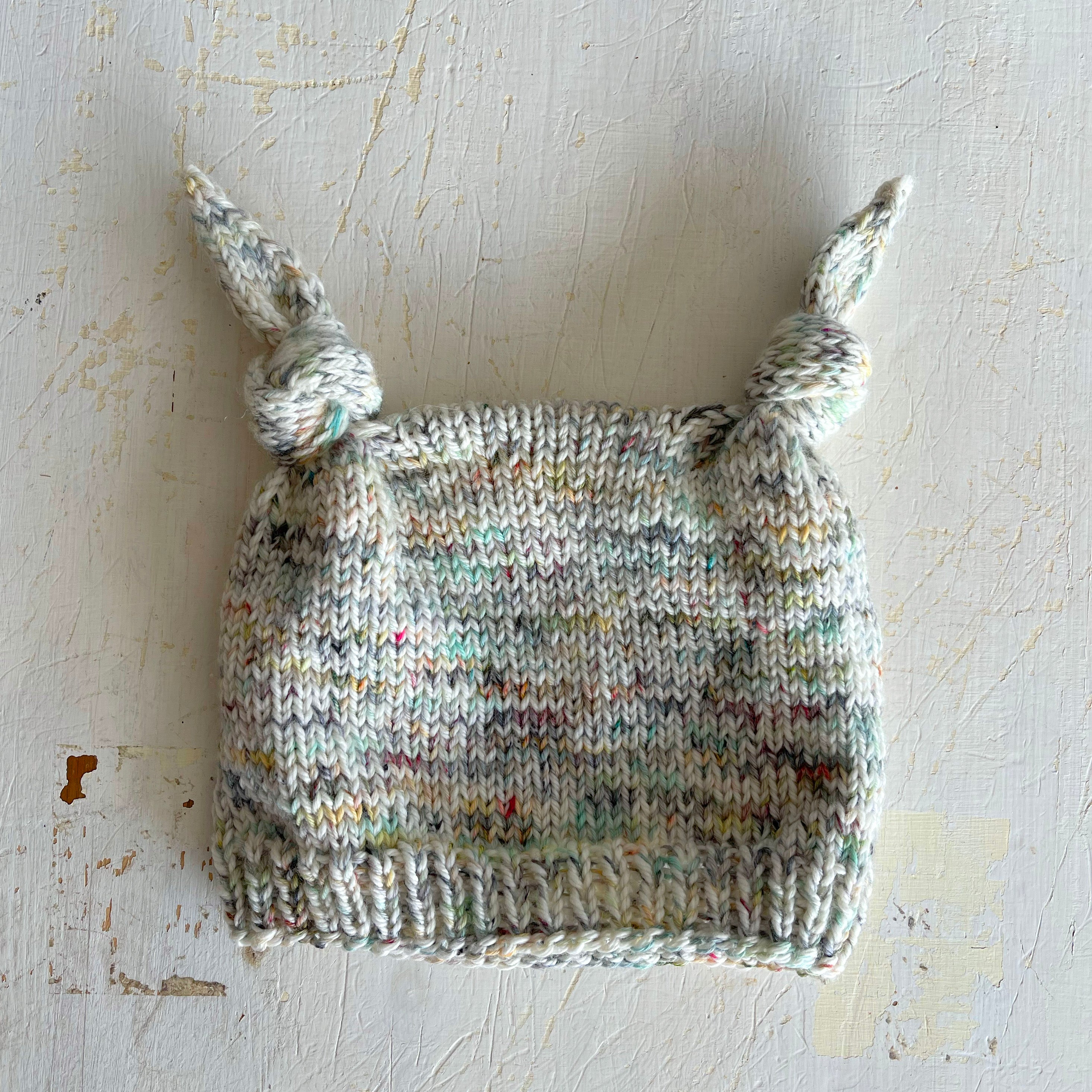 hedgehog-fibres-patterns-two-knot-hat-patron-bonnet-b-b image 3