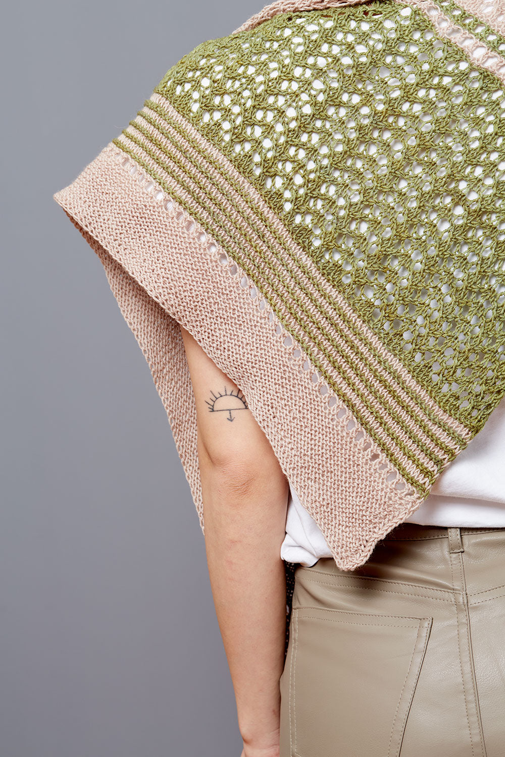 gusto-wool-umut-shawl-patron-tricot-ch-le-dentelle-bicolore image 4