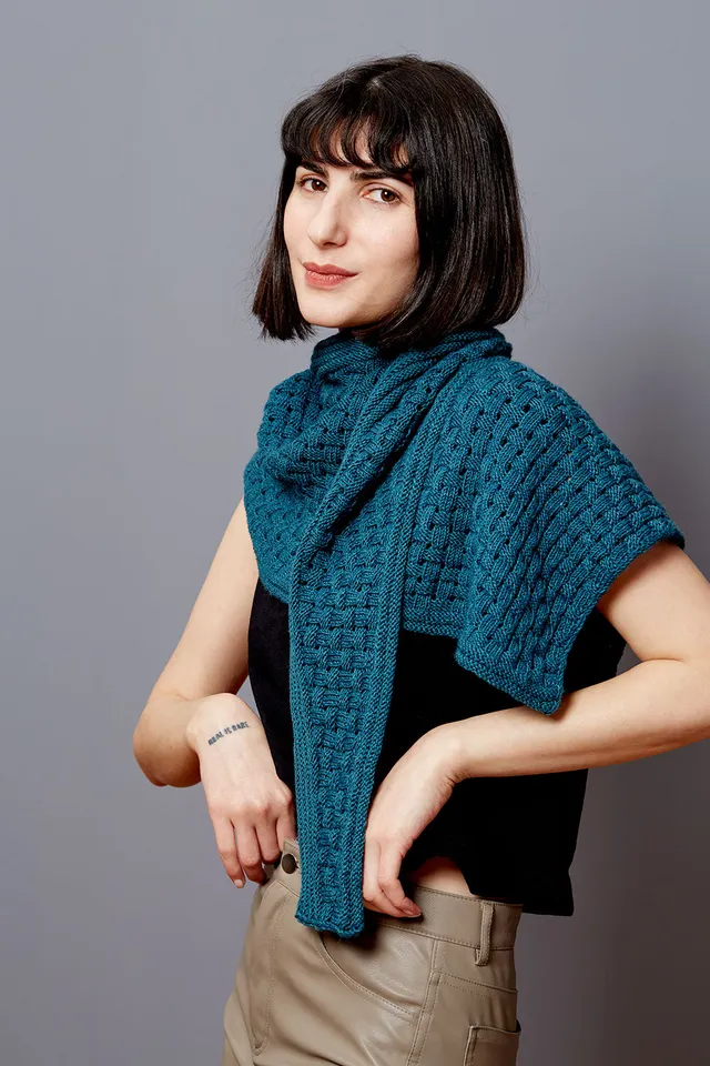 gusto-wool-attabi-shawl-patron-tricot-ch-le-fingering image 1