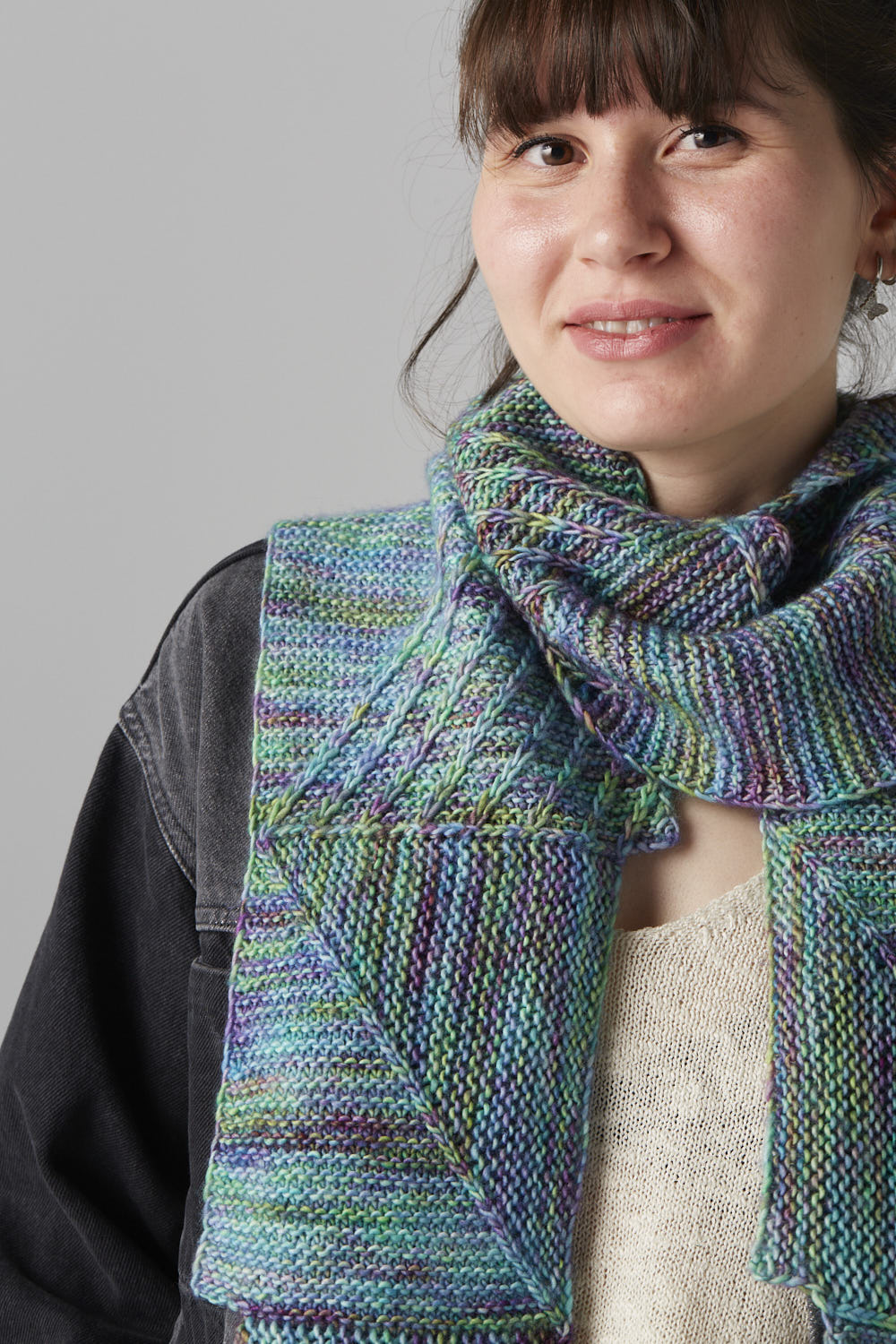 gusto-wool-house-patterns-pathfinder-scarf-patron-tricot-charpe-seul image 3