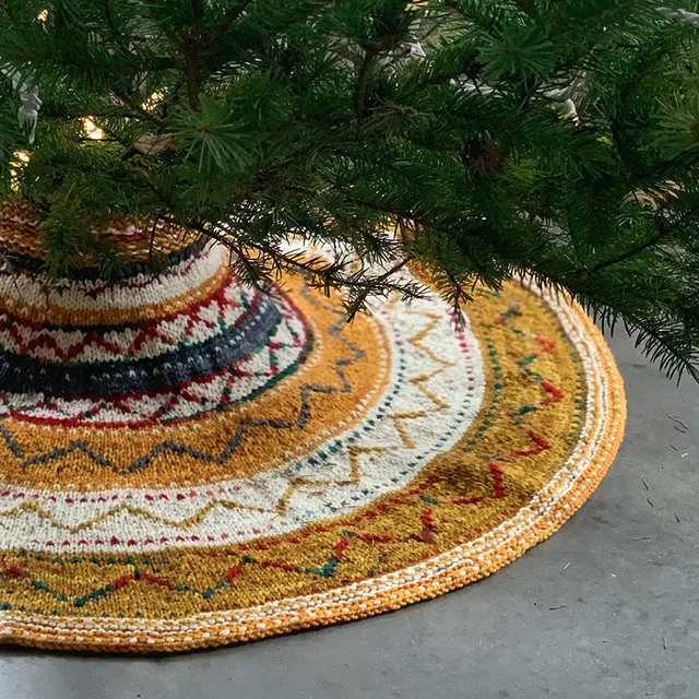 handmaiden-patterns-christmas-tree-skirt-patron-tour-de-sapin image 1