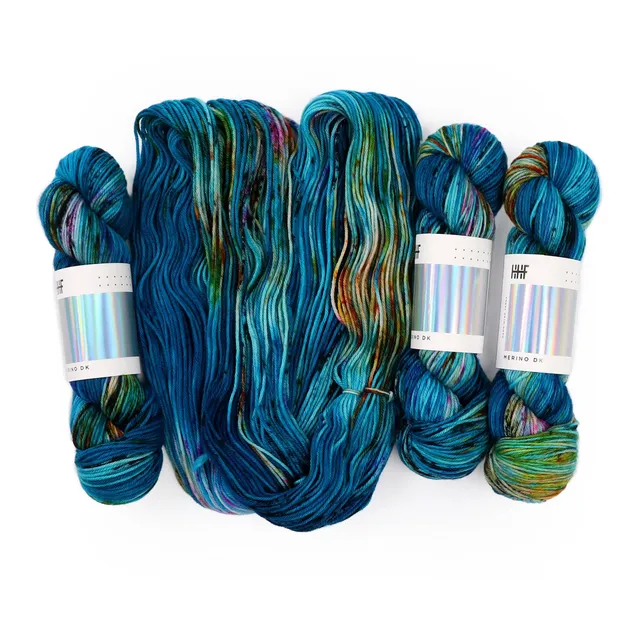 hedgehog-fibres-merino-dk-deep-end-laine-100g-200m image 1