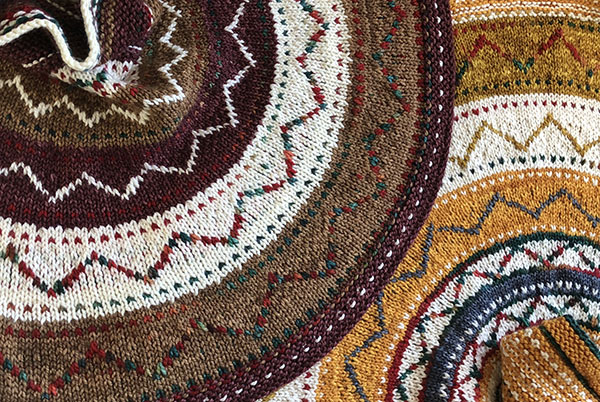 handmaiden-knitting-kits-christmas-tree-skirt-kit-tricot-poncho-festif image 4