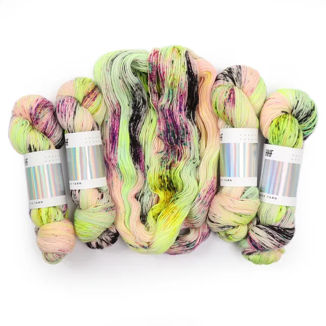 hedgehog-fibres-custom-dye-chrysalis-laine-sur-commande image 1