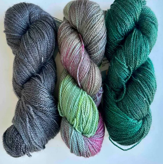 handmaiden-tree-wool-169733-fil-laine-hiver-teint-main image 1
