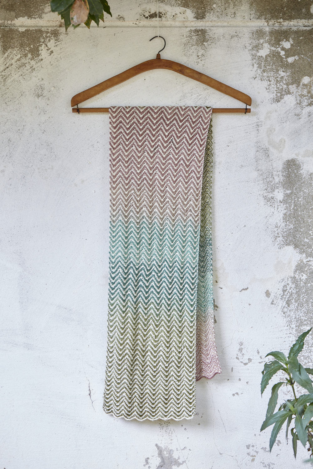gusto-wool-zickzack-scarf-kit-charpe-chevrons-fingering image 1