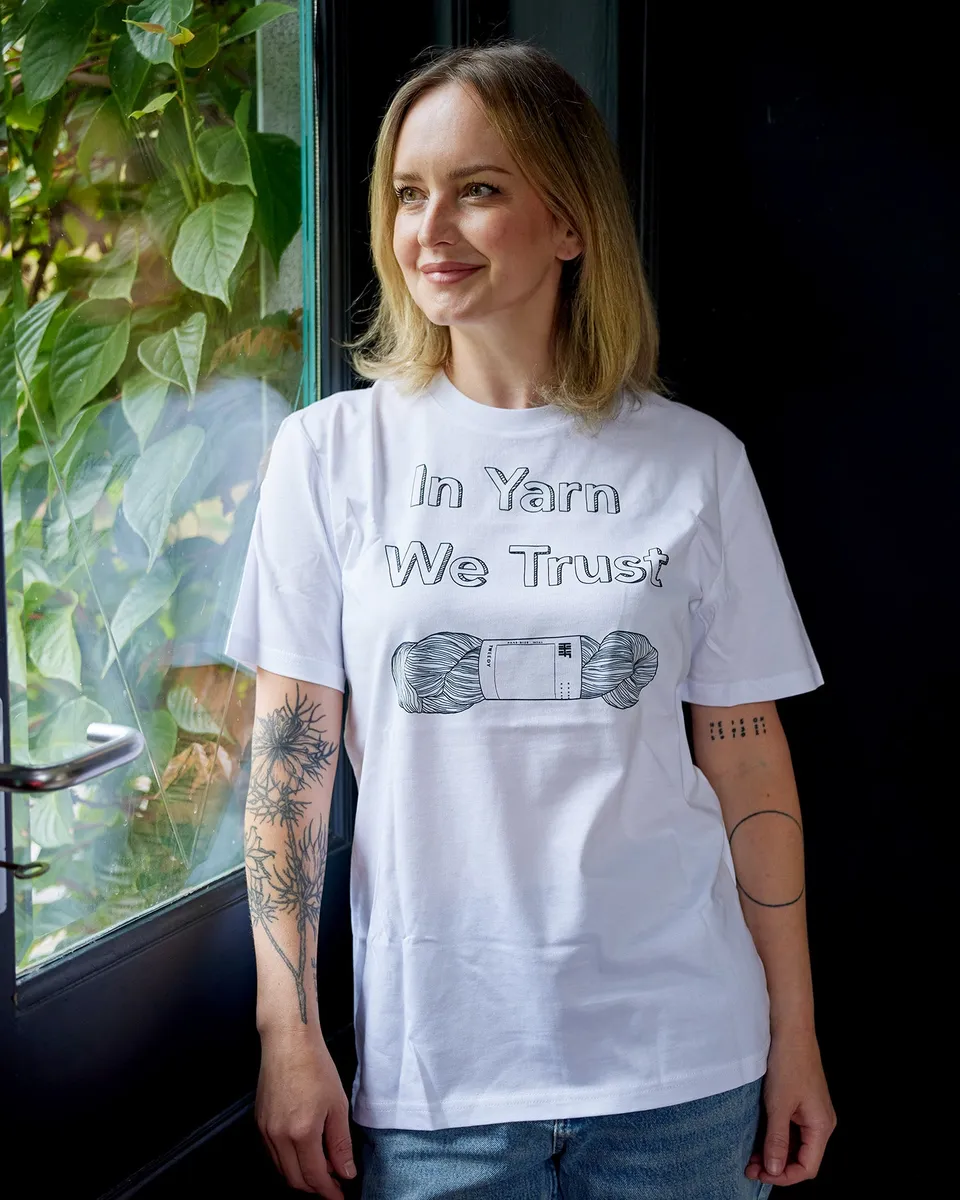 hedgehog-fibres-in-yarn-we-trust-t-shirt-blanc-coton-bio image 1