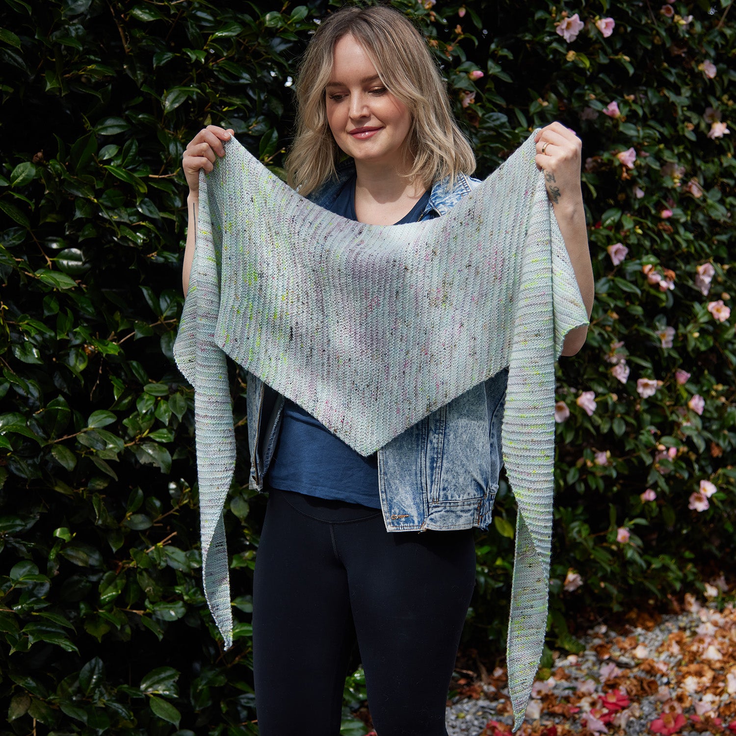 hedgehog-fibres-april-scarf-patron-ch-le-triangle-oh-so-fine image 1