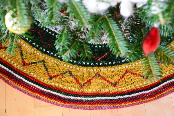 handmaiden-knitting-kits-christmas-tree-skirt-kit-tricot-poncho-festif image 1