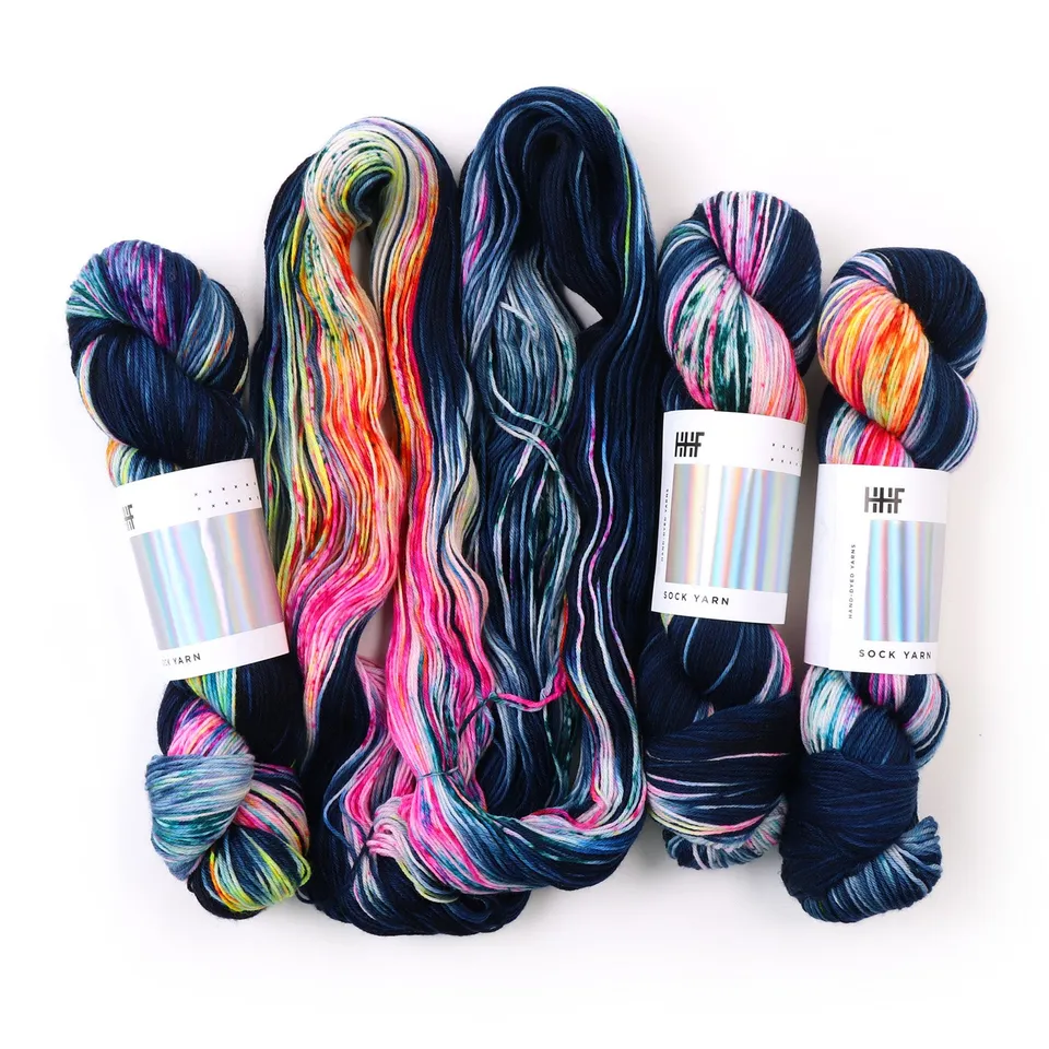 hedgehog-fibres-custom-firefly-twist-sock-laine-teinte-main image 1