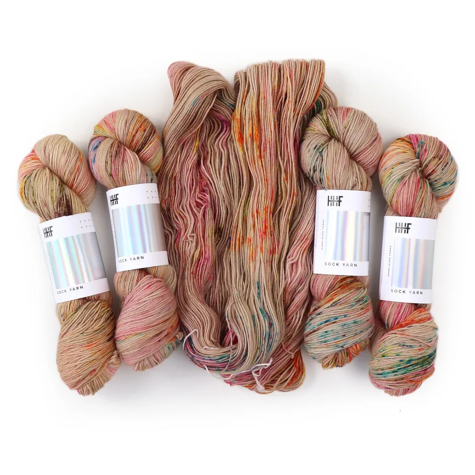 hedgehog-fibres-sock-yarn-fil-potluck-3406-400m-chaussettes image 1