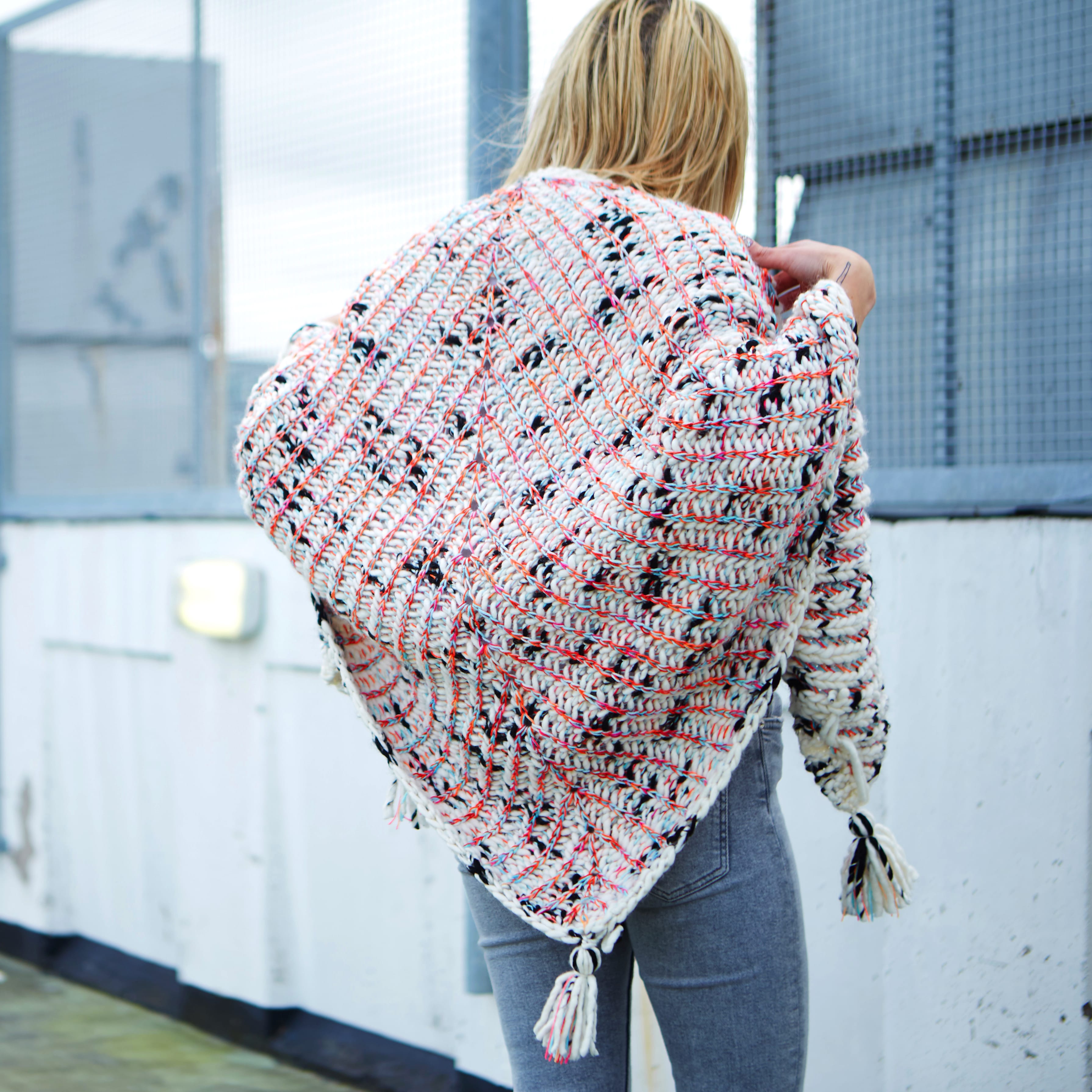 hedgehog-fibres-skeleton-patron-ch-le-brioche-poncho image 2