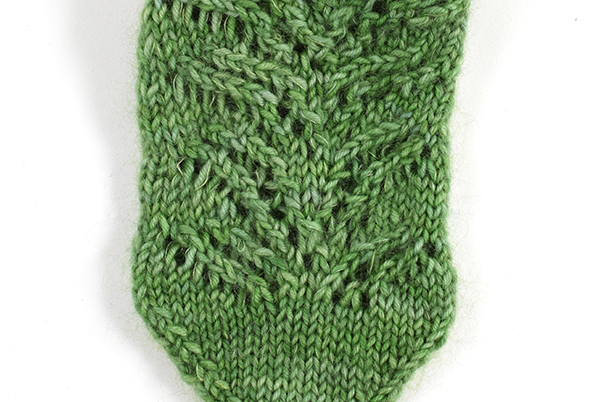 handmaiden-patterns-fancy-vamps-patron-chaussettes-dentelle image 2