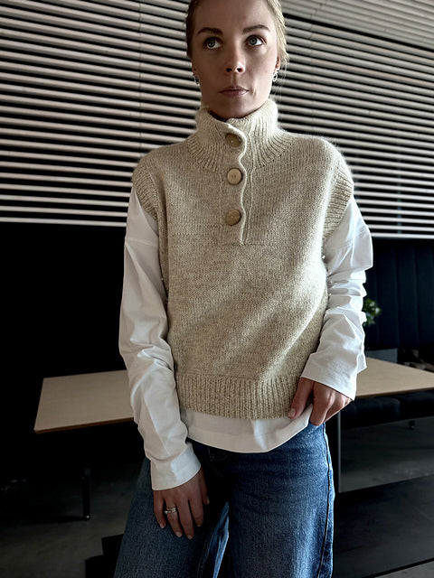 mistfall-vest-natalja-ledvanova-patron-slipover image 2