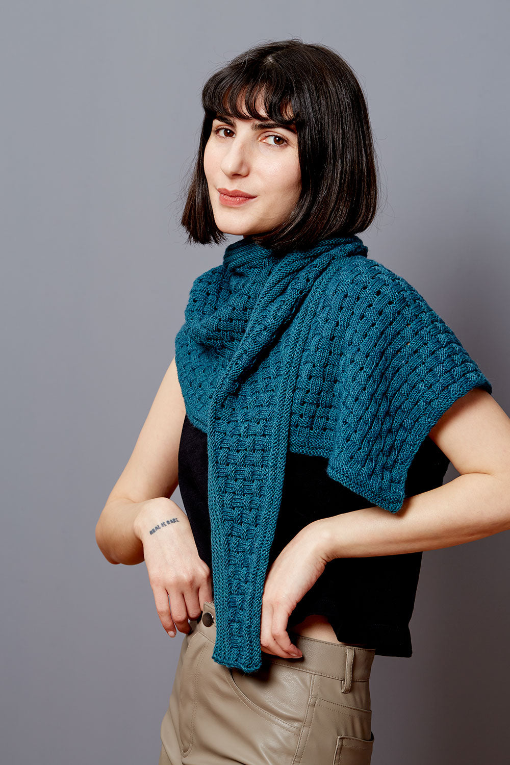 gusto-wool-attabi-shawl-patron-tricot-ch-le-fingering image 1