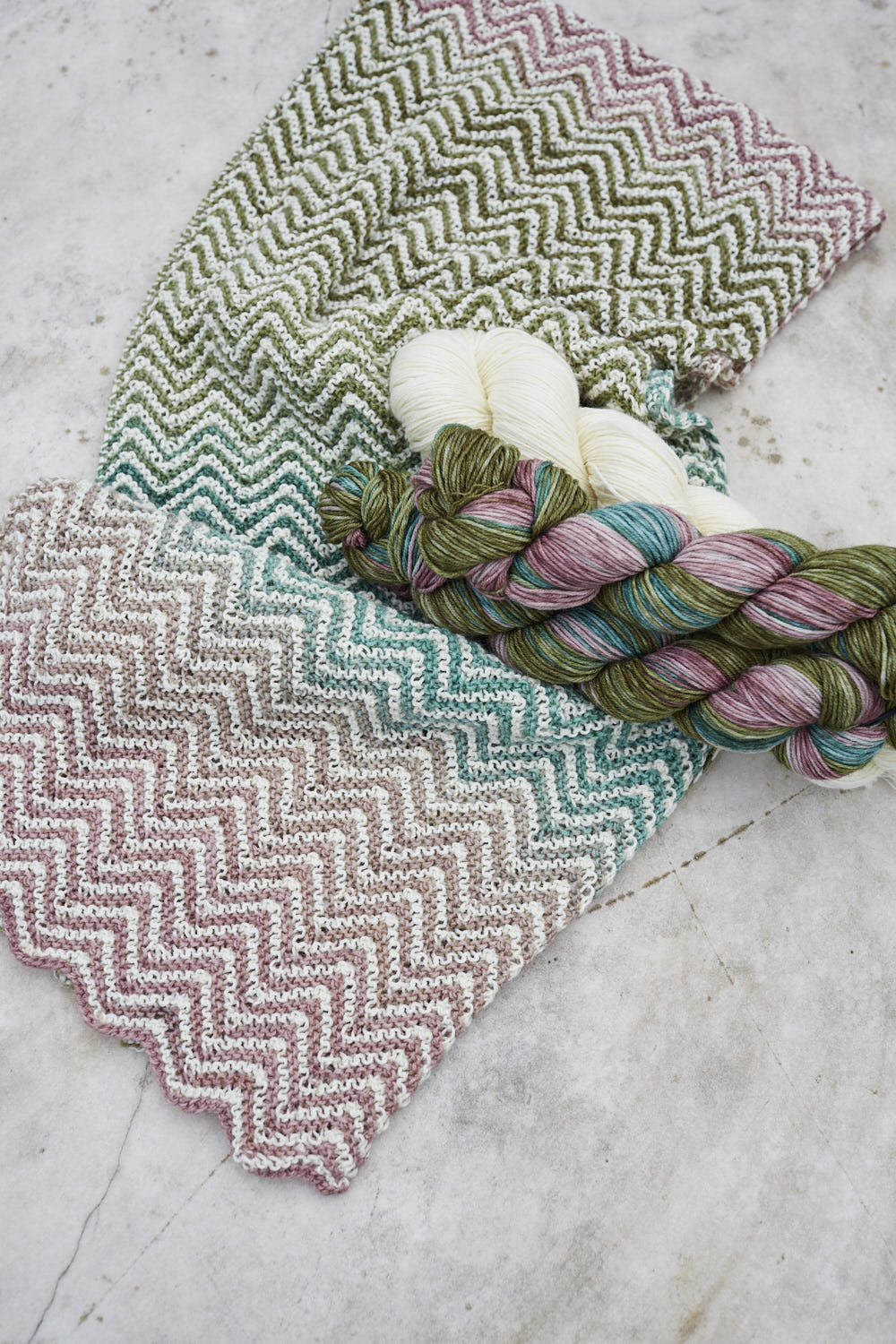 gusto-wool-zickzack-scarf-kit-charpe-chevrons-fingering image 3