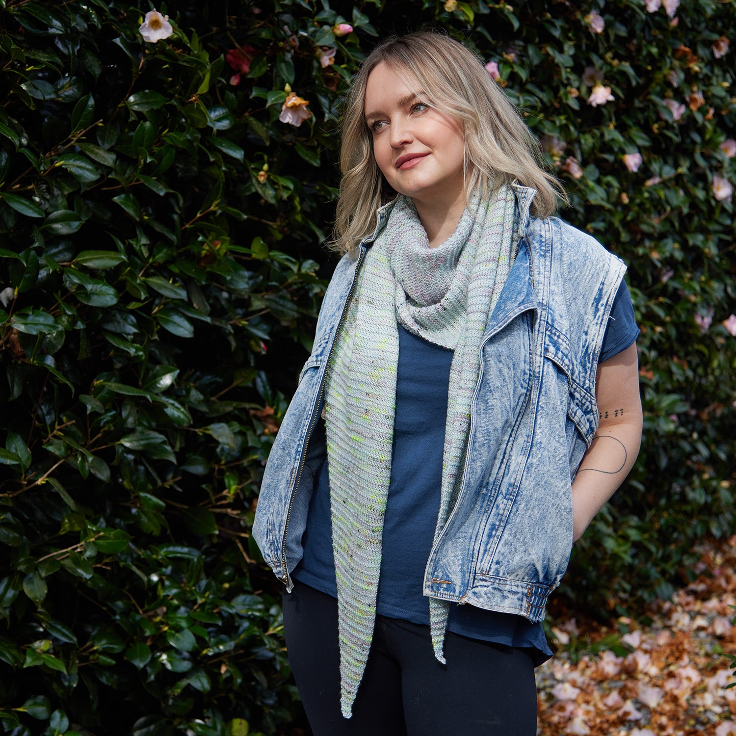 hedgehog-fibres-april-scarf-patron-ch-le-triangle-oh-so-fine image 2