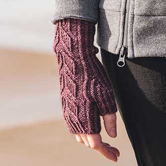 handmaiden-caswell-bay-fingerless-mitts-patron-mitaines image 2