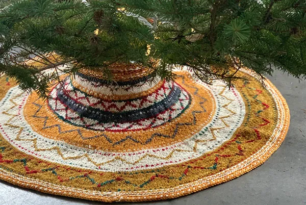 handmaiden-patterns-christmas-tree-skirt-poncho-patron-no-l-gratuit image 1
