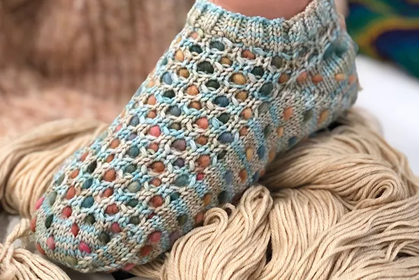 handmaiden-patterns-chinook-honey-thrum-anklet-patron-chaussettes image 1