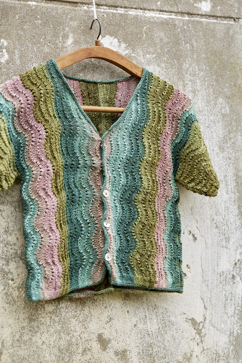 gusto-wool-sophia-cardigan-patron-tricot-chevron-fingering image 7