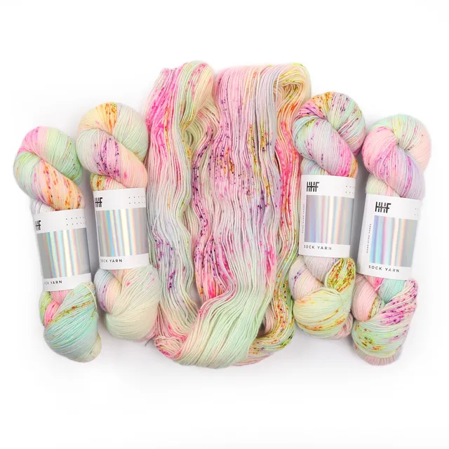 hedgehog-fibres-custom-dye-order-froyo-laine-teinte-main-jaune image 1