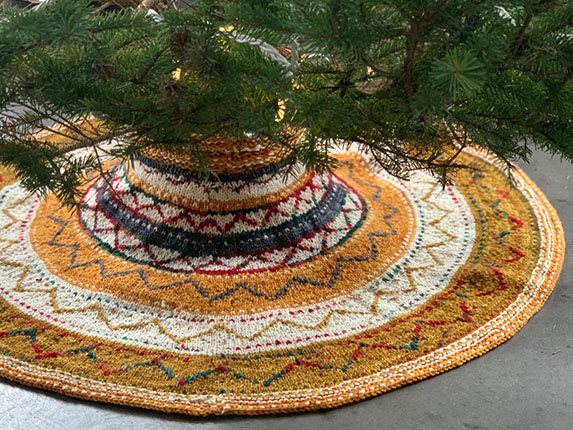 handmaiden-knitting-kits-christmas-tree-skirt-kit-tricot-poncho-festif image 6