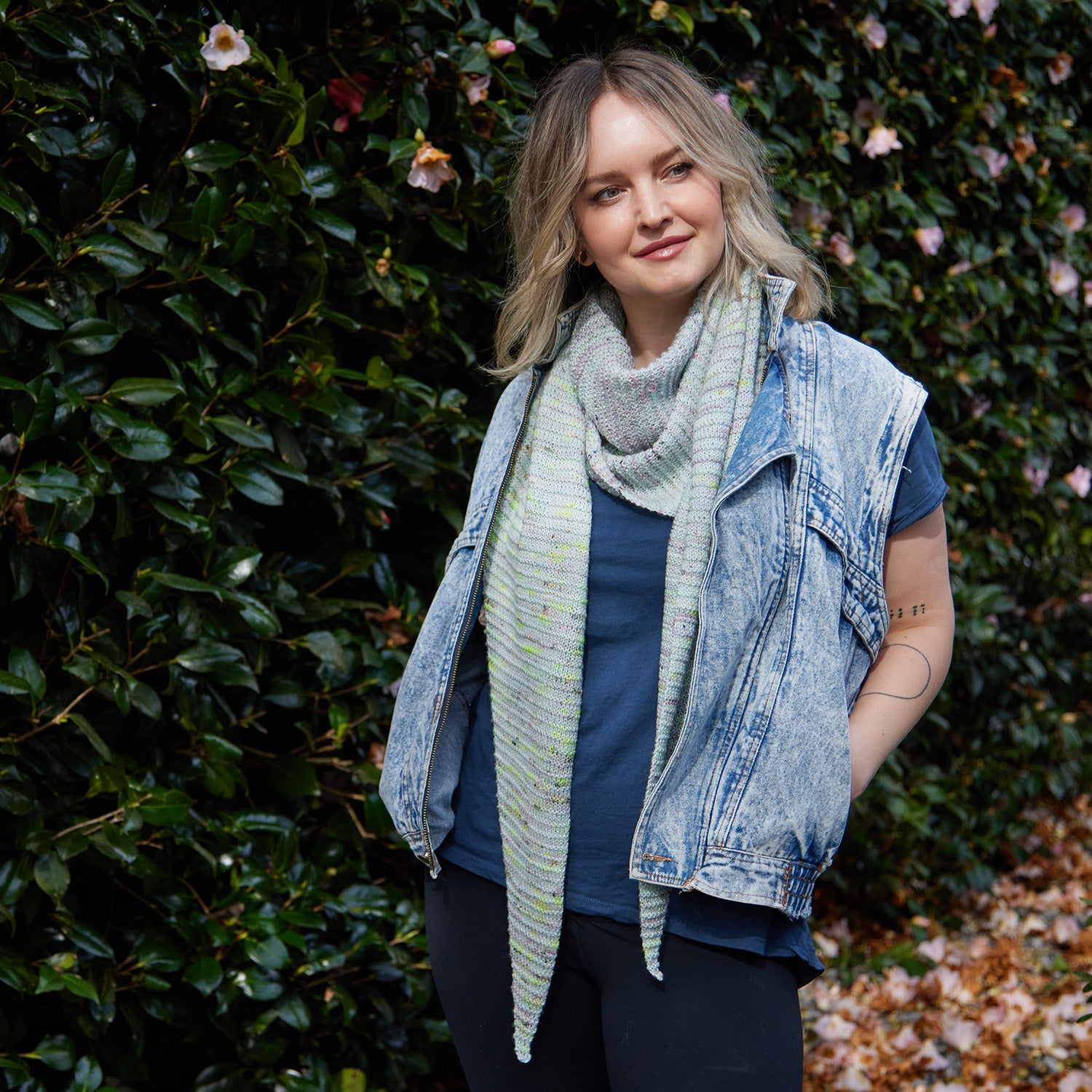 hedgehog-fibres-april-scarf-patron-ch-le-triangle-oh-so-fine image 5