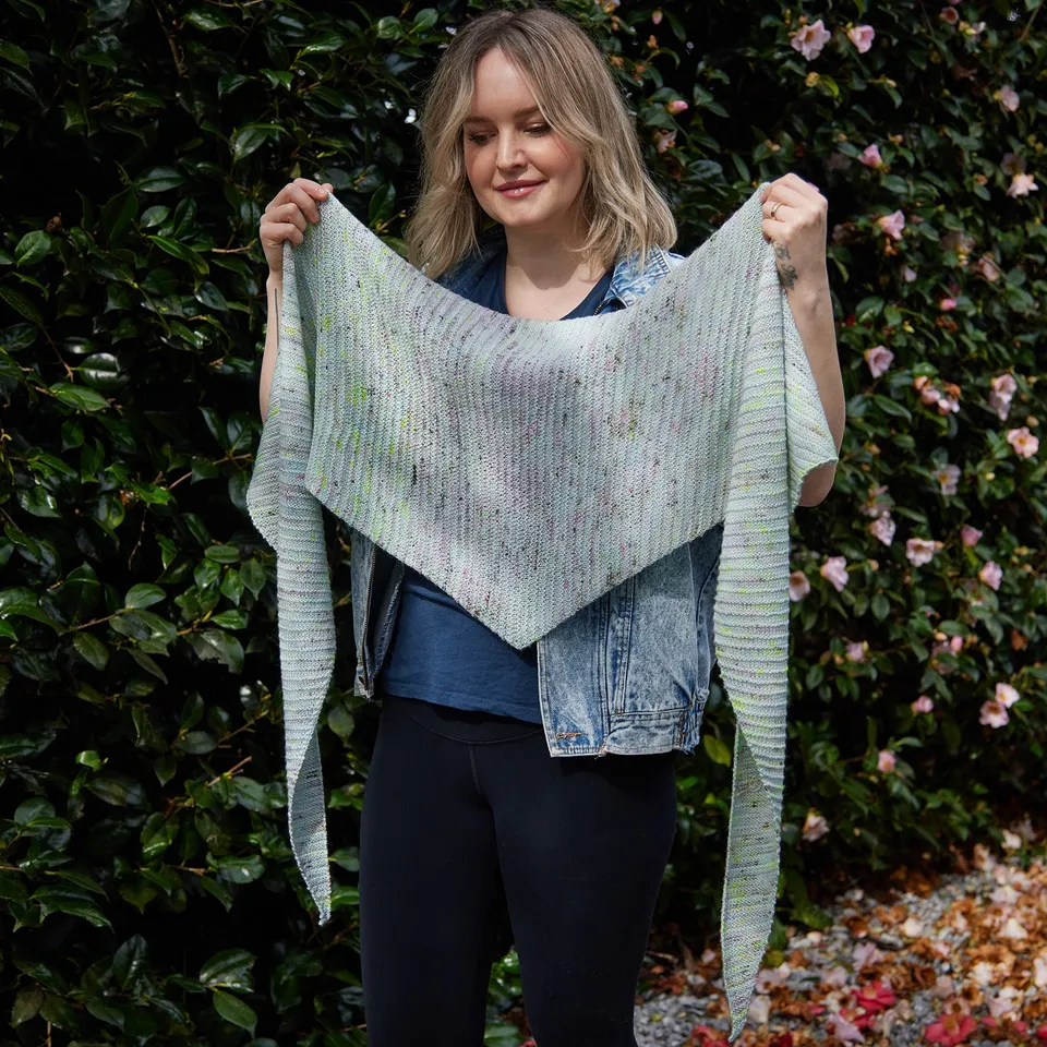 hedgehog-fibres-april-scarf-patron-ch-le-triangle-oh-so-fine image 1