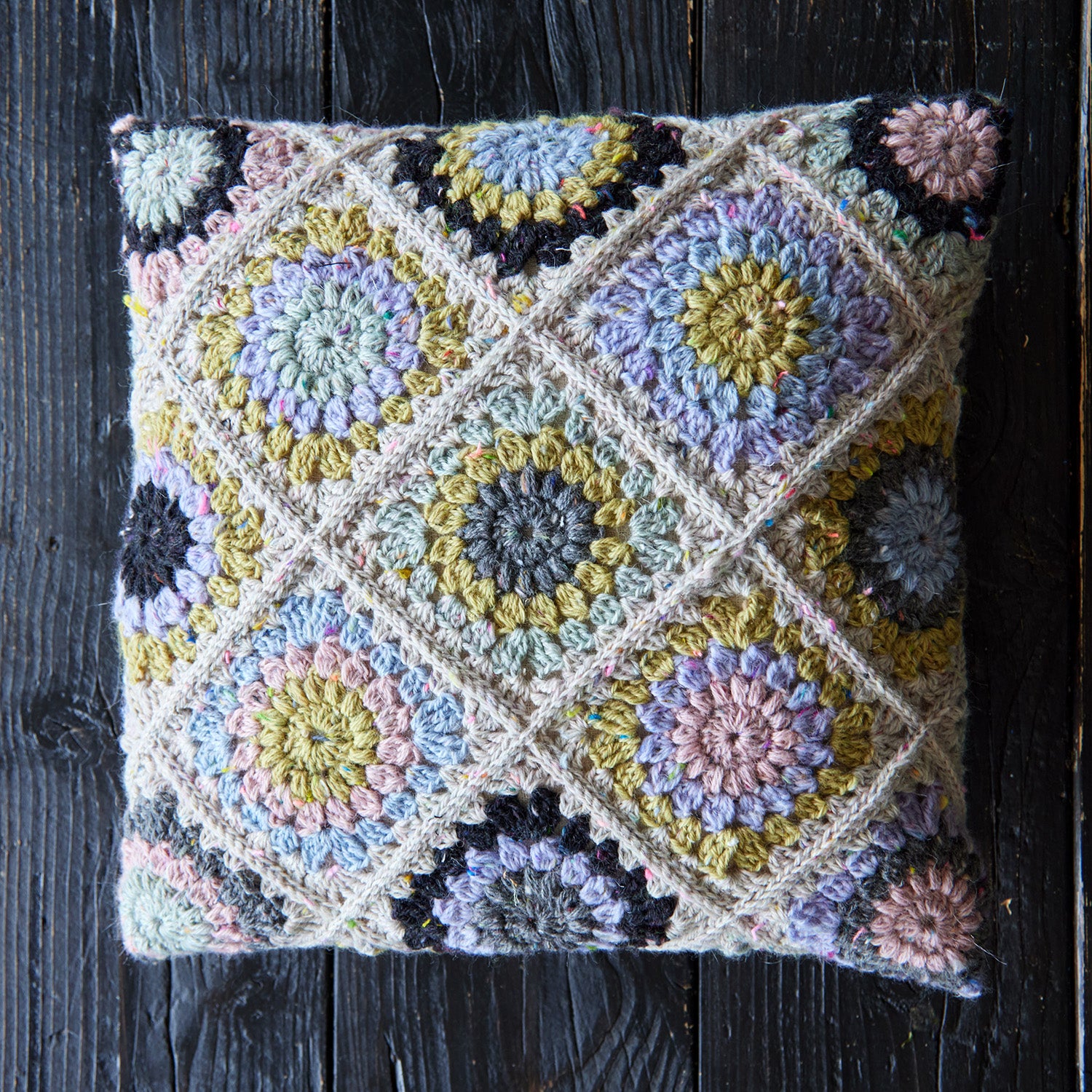 hedgehog-fibres-patterns-sunburst-tweedy-patron-coussin-crochet image 4