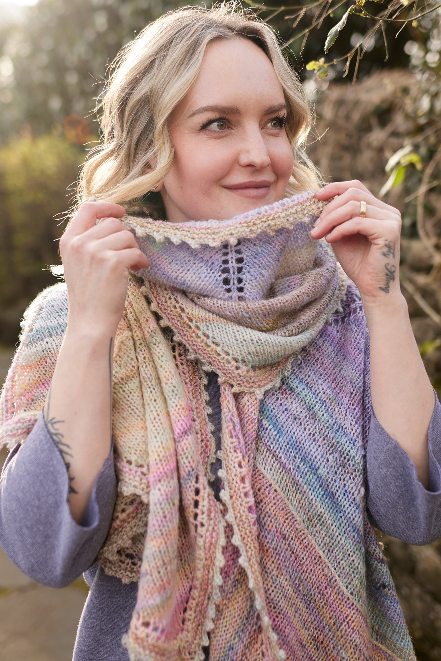 hedgehog-fibres-patterns-wildspun-wrap-patron-ch-le-m-rinos image 2