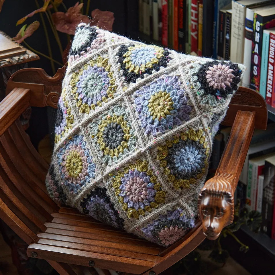 hedgehog-fibres-patterns-sunburst-tweedy-patron-coussin-crochet image 1