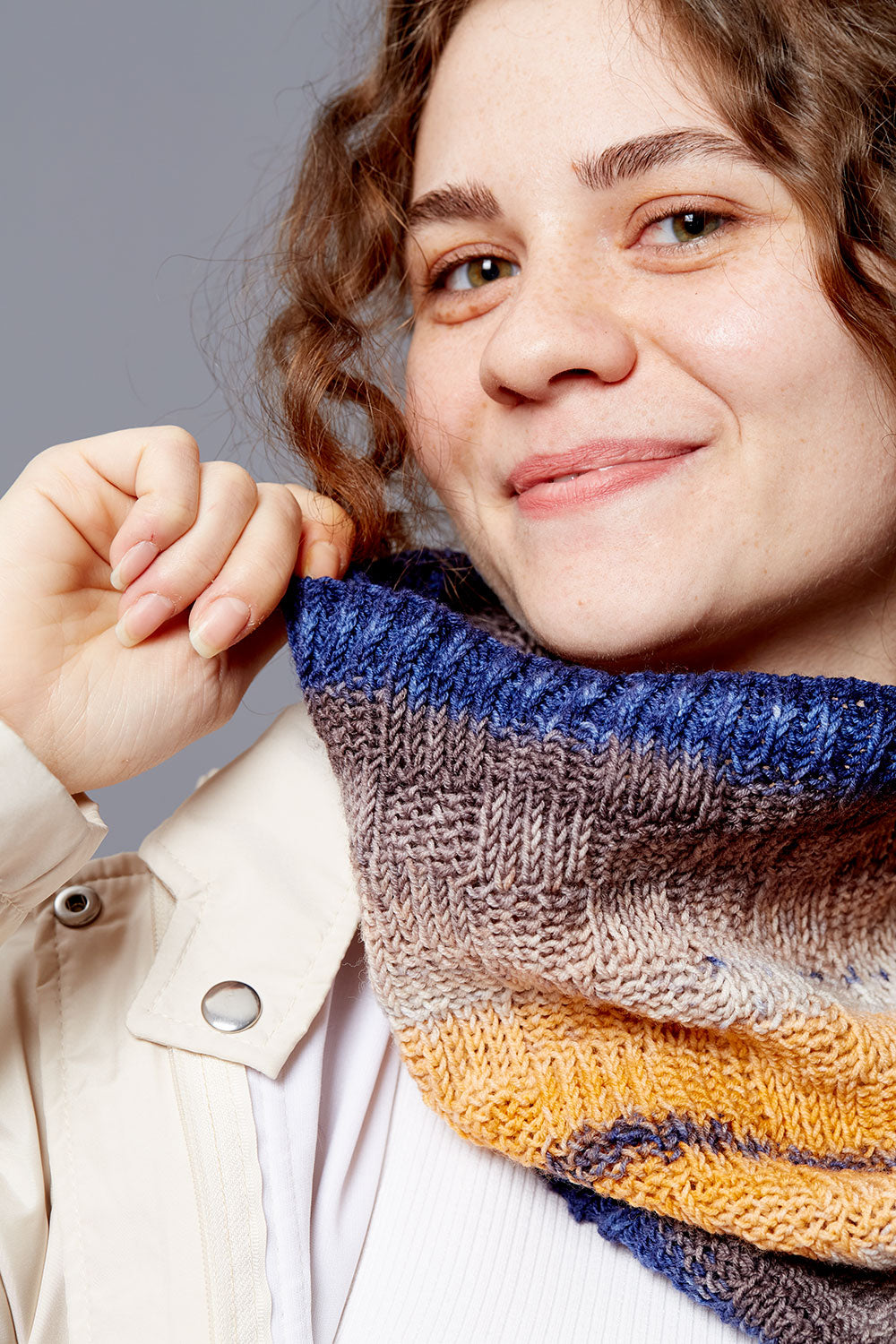 gusto-wool-house-patterns-cubes-hues-cowl-patron-snood image 2