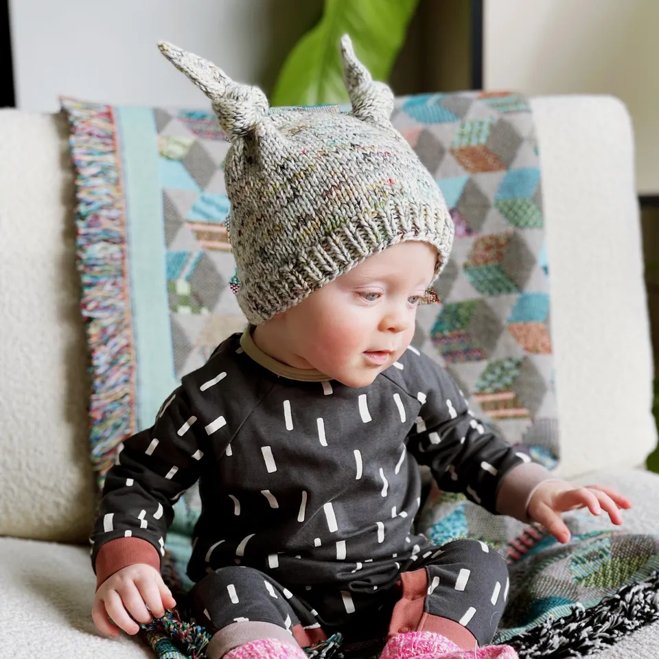 hedgehog-fibres-patterns-two-knot-hat-patron-bonnet-b-b image 1