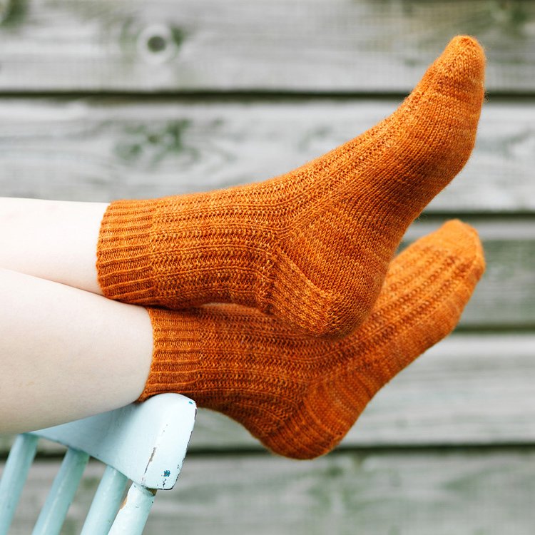 hedgehog-fibres-patterns-vestigial-patron-chaussettes-top-down image 4