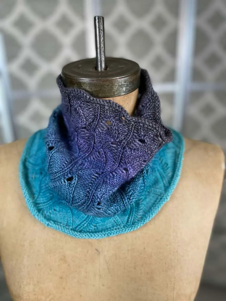 handmaiden-patterns-fading-memories-patron-tricot-snood image 1