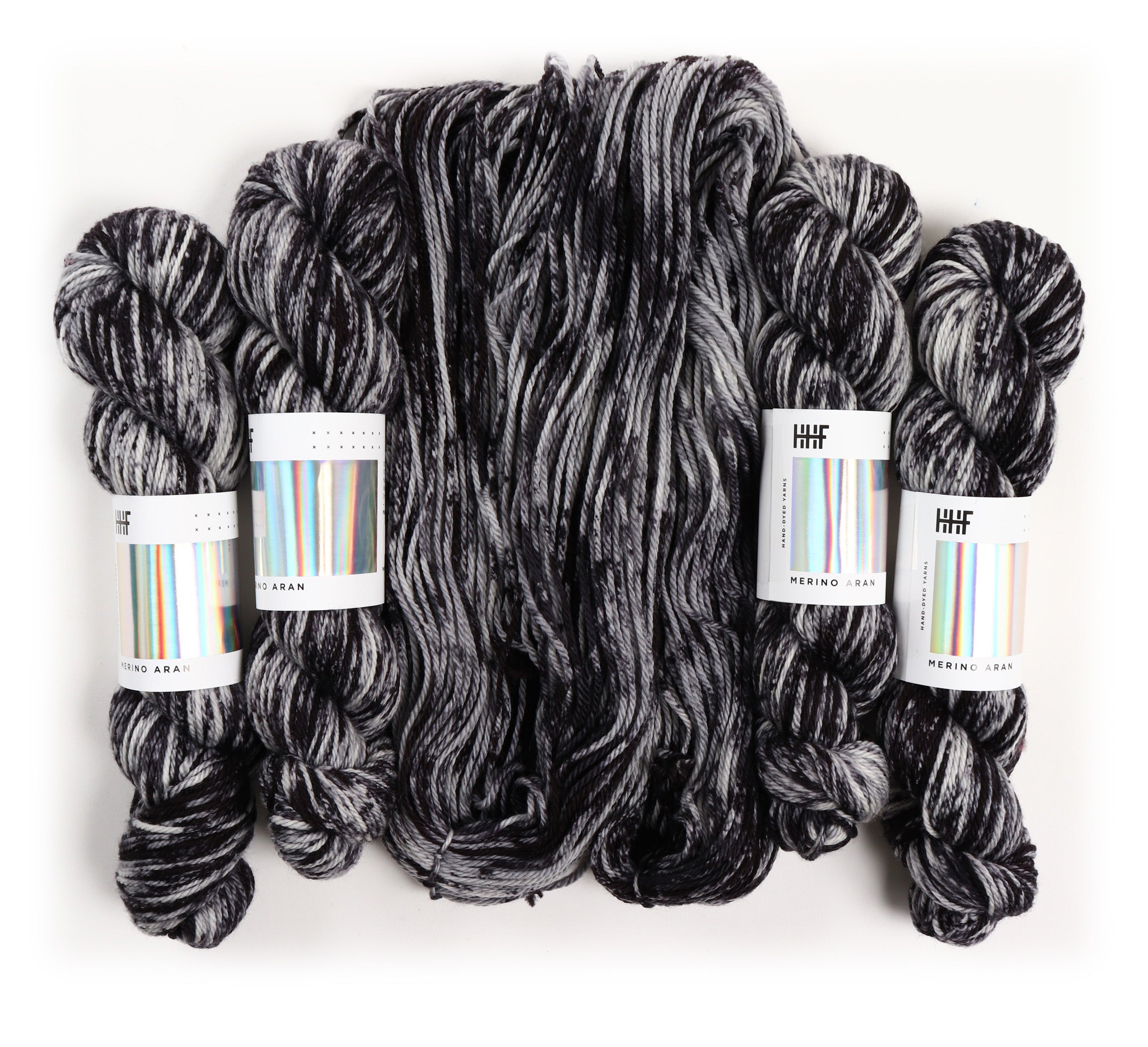 hedgehog-fibres-custom-dye-order-orca-fil-tricoter-teint-main image 4