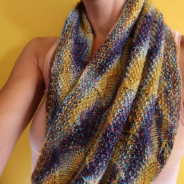handmaiden-patterns-mermaids-tail-patron-snood-dentelle image 1
