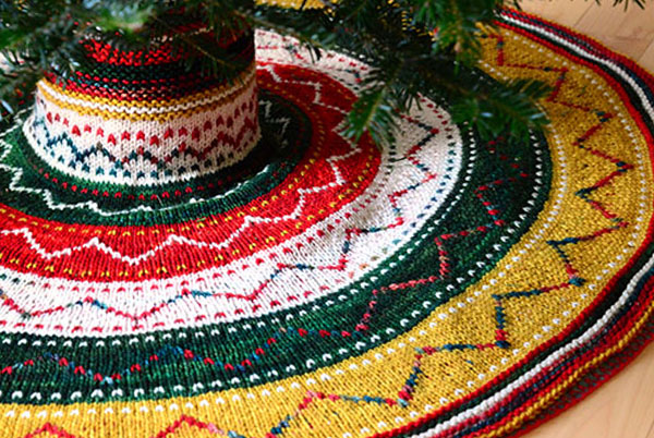 handmaiden-knitting-kits-christmas-tree-skirt-kit-tricot-poncho-festif image 5