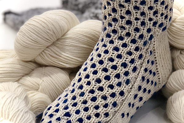 handmaiden-patterns-honey-thrum-patron-chaussons-laine-thrummed image 2